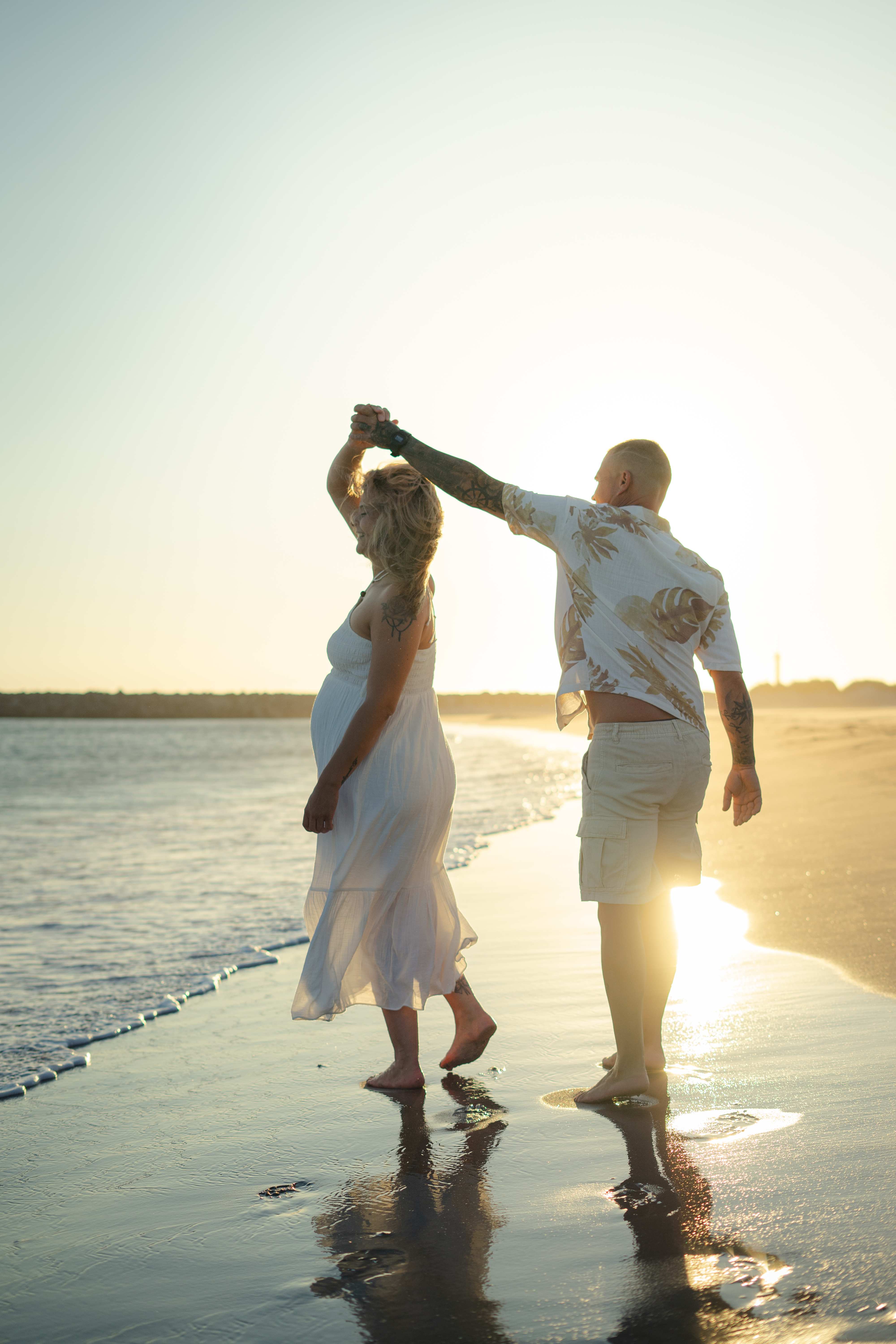 Casal a dancar na praia