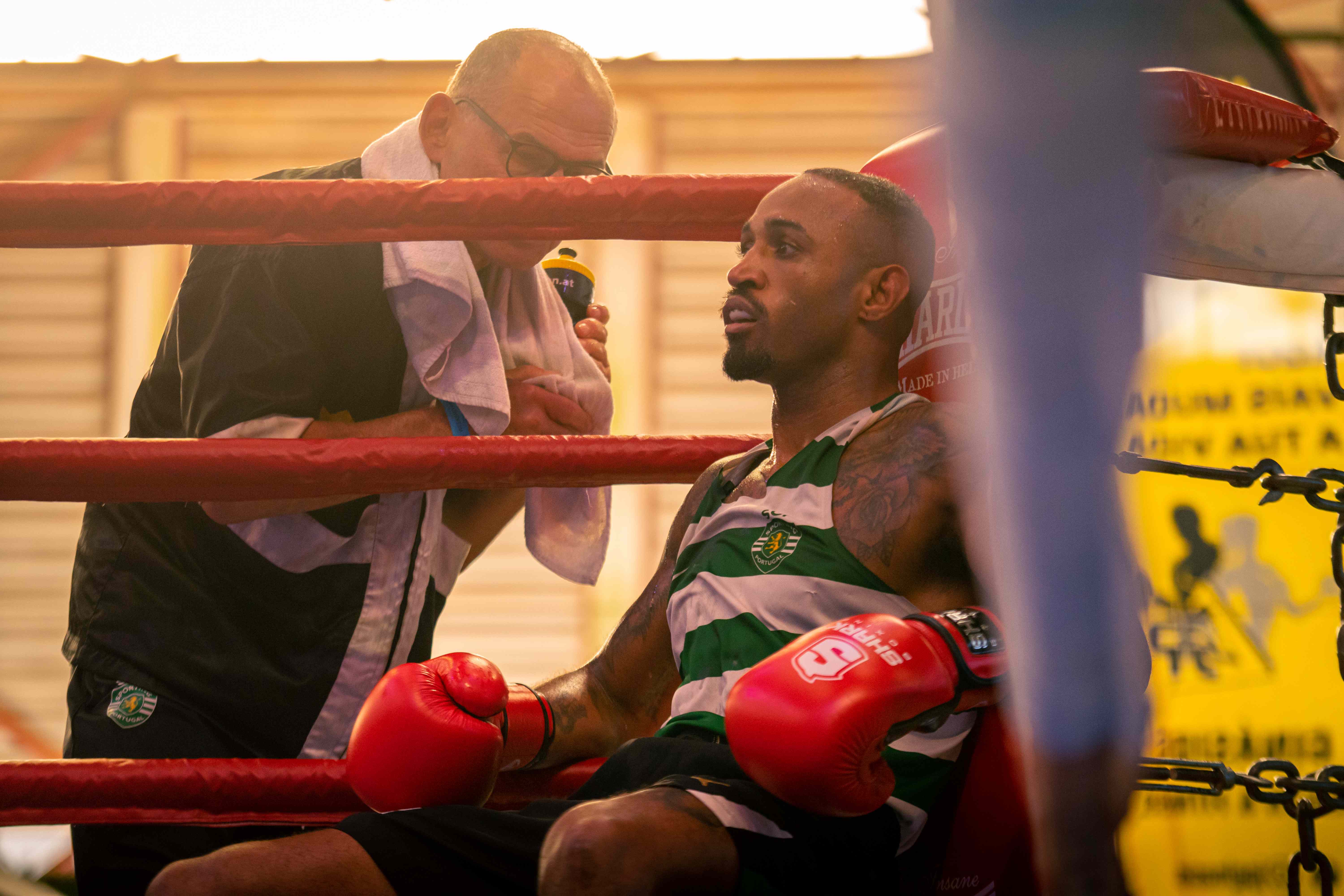 Boxeador no canto do ringue