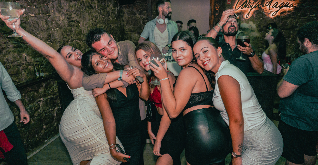 Grupo de amigos no bar