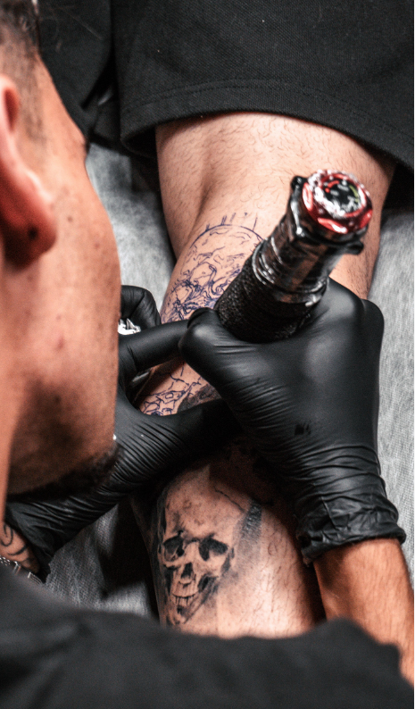 Tatuador a trabalhar