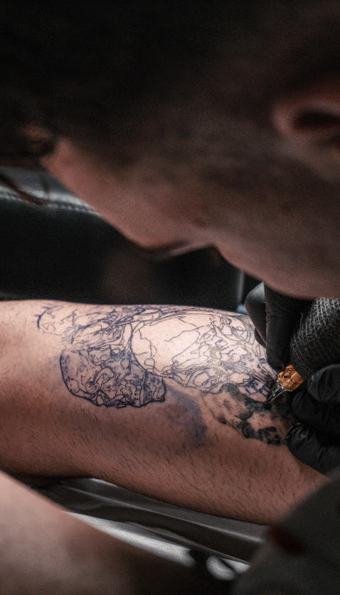 Detalhe de tatuagem caveira